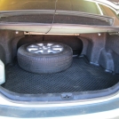 Багажное отделение автомобиля с установленым газовым баллоном.