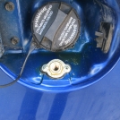 Газовое заправочное устройство выведено под люк бензозаправочной горловины.