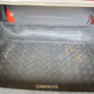 Багажное отделение автомобиля с установленным газовым баллоном.