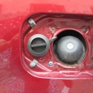 Газово заправочное устройство выведено под люк бензозаправочной горловины.