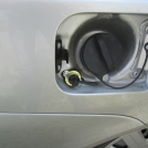 Газовое заправочное устройство выведено под люк бензозаправочной горловины.